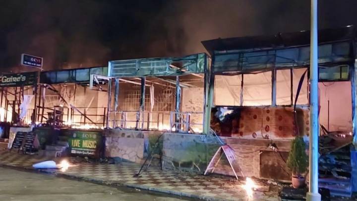 Las espectaculares imágenes del incendio que afectó a siete locales en Torremolinos