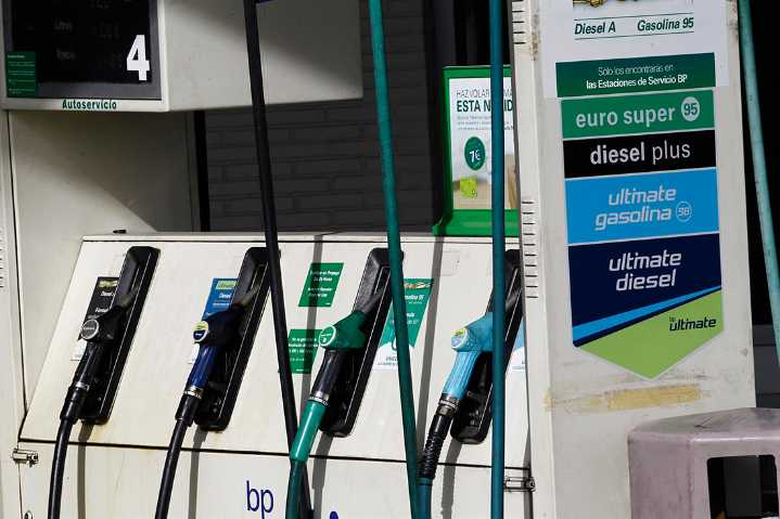 Los carburantes siguen a la baja y tocan precios mínimos del verano