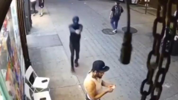 Momento en que sicario ejecutó a hombre que fumaba en NY 🎦