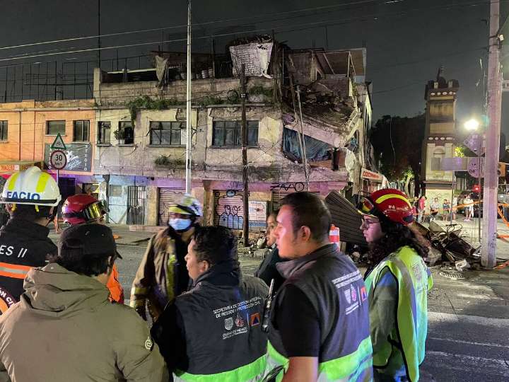 Reportan colapso parcial de inmueble en la GAM; Bomberos liberan vías de material y evitan her...