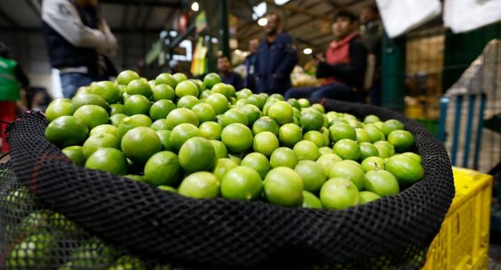 Amas de casa preocupadas por el alza del limón