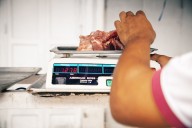 Pollo y huevos lideran el consumo de proteínas en Caracas por los altos precios de la carne