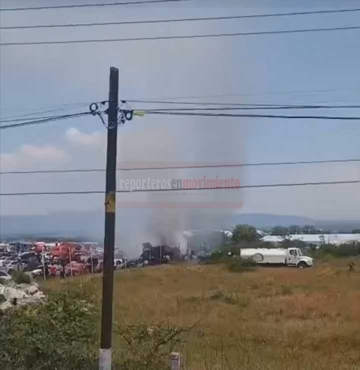 DESHUESADERO SE INCENDIÓ EN SAN JUAN DEL RÍO; EQUIPOS DE EMERGENCIA SOFOCARON LAS GRANDES LLAMAS