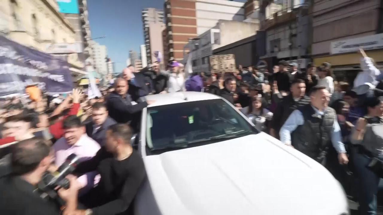 Protesters throw rocks at Argentine President Milei's convoy while he campaigns