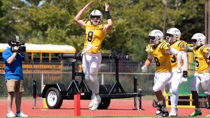 Delran's Vinny Sacca keeps QB family tradition going with own spin