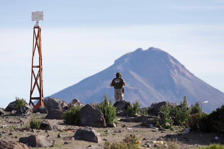 Policías bolivianos detenidos el domingo en la frontera portaban 600 kilos de drogas y armas de guerra