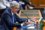 Powell, citando el riesgo de empleos, abre la puerta a los recortes, pero no se compromete