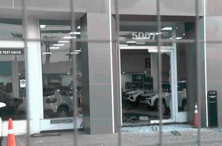 Delincuentes roban cerca de 15 vehículos nuevos desde una automotora en Cerrillos
