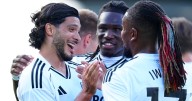 ¡GOLAZO! Raúl Jiménez de tiro libre marca una espectacular anotación con el Fulham ante el Frankfurt (VIDEO)