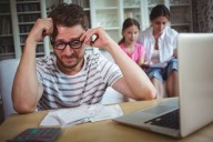 63% de los padres en EE.UU. se endeuda solo para criar a sus hijos, según nueva encuesta
