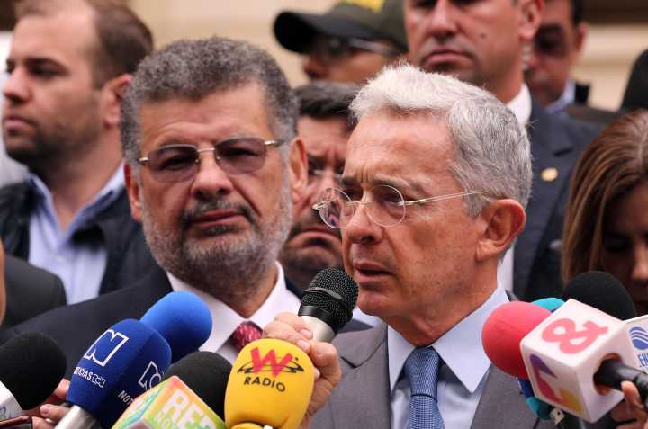 Álvaro Uribe recibe la boleta de libertad y convoca de inmediato a un primer acto público