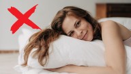 Fisioterapeuta revela el error común que cometemos a la hora de dormir: "Nunca metas el brazo por debajo de la almohada"