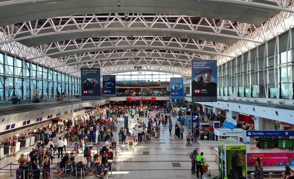 El Gobierno habilitó una nueva aerolínea low cost y anunció ventajas a otra