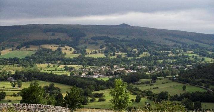 Peak District walk with incredible views that's easy to reach by train