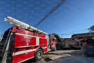 Bomberos combaten incendio en la colonia Manuel Valdez