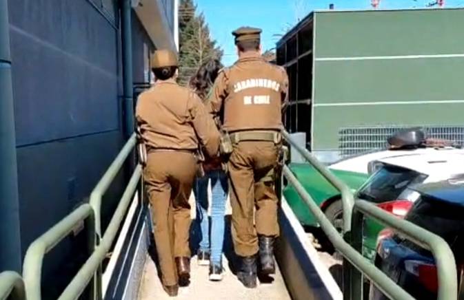 En mercado de Chillán detienen a mujer que tenia orden de arresto.