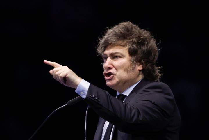 La confianza en el Gobierno de Milei cae un 13,6% en un mes hasta su nivel más bajo, según encuesta