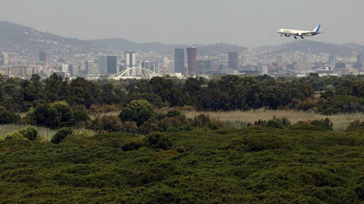 El mal tiempo causa cancelaciones y retrasos de vuelos en el aeropuerto de El Prat