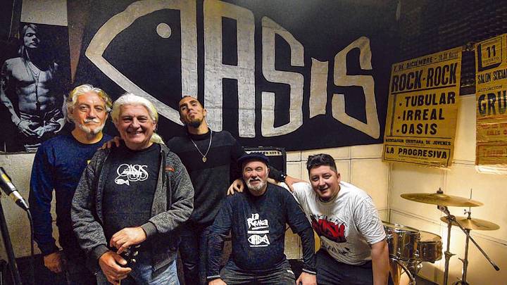 La banda rosarina Oasis presenta el libro que narra sus 50 años de historia