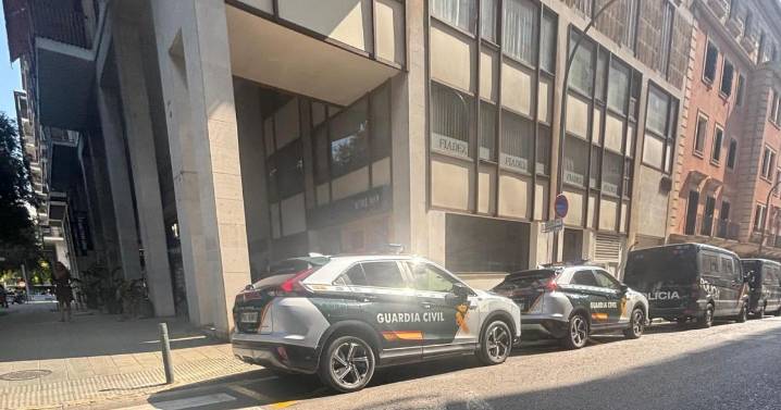 Un operativo de Policía Nacional y Guardia Civil registra un despacho de abogados en Palma