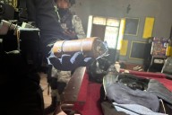 Aseguran arsenal, autos robados y presunta droga en cateo