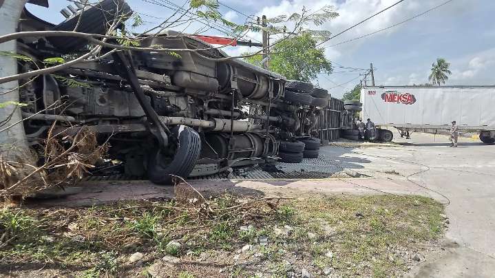 Vuelca tráiler en complicado libramiento de Pueblo Viejo; deja sin electricidad a medio Pueblo Viejo