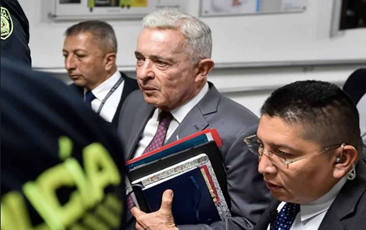 Álvaro Uribe recibe una condena de 12 años de prisión domiciliaria.