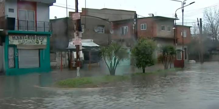 Con el agua sobre los tobillos: la tormenta afectó a algunas localidades del conurbano bonaerense