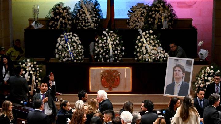 Embajador de EEUU en Colombia rinde honores fúnebres al senador Miguel Uribe en el Congreso