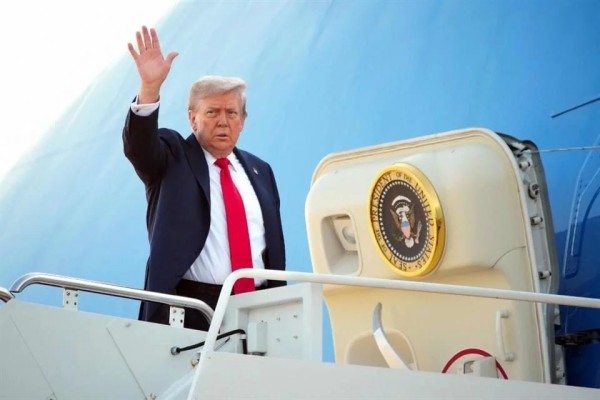 Va Trump a Alaska para reunión con Putin; 'guerra debe parar'