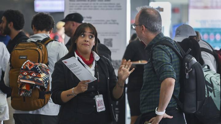 Air Canada suspends restart plans after union defies return to work order