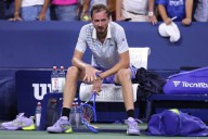 Tras la furia en el debut. Medvedev recibió multas por conducta antideportiva y por destrozar su raqueta en el US Open