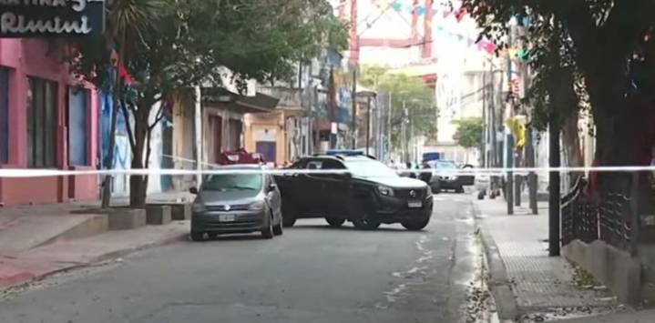 Un policía de consigna mató a un hombre que habría intentado robarle el arma reglamentaria
