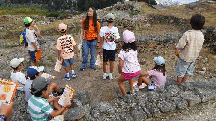 Los pequeños 'Indiana Jones' de A Coruña visitan el Castro de Elviña