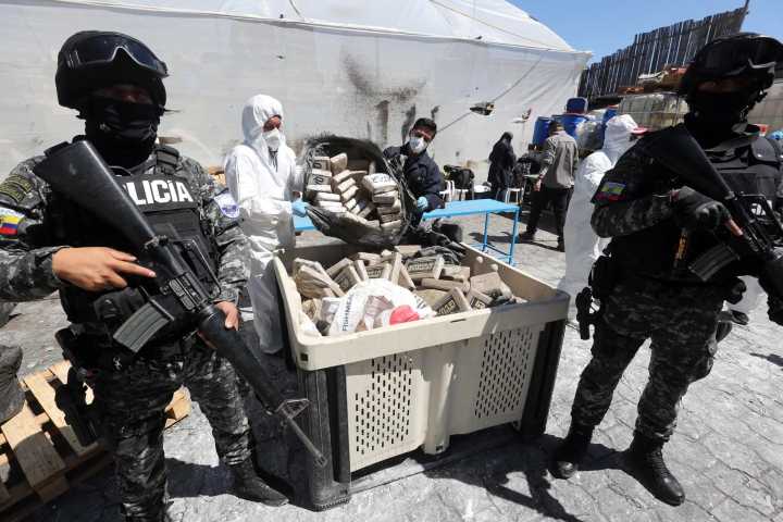 Ecuador decomisa una tonelada de cocaína que iba para España