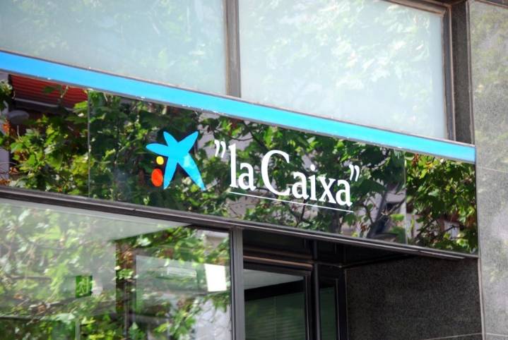 La IA generativa impulsa la atención al cliente en banca, retail y moda