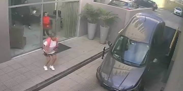 Insólito accidente en Lomas de Zamora: avanzó en el estacionamiento de un edificio con la rampa elevada y su auto cayó al vacío
