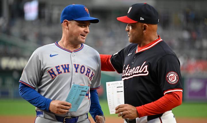 Miguel Cairo y Carlos Mendoza celebran por ser los primeros venezolanos en dirigir frente a frente en MLB