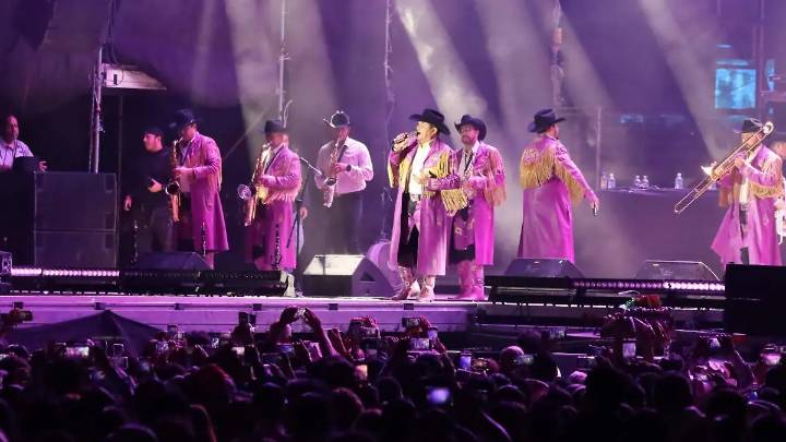 Mi Banda el Mexicano y Banda Machos pusieron a bailar al Foro de las Estrellas en la Fenapo