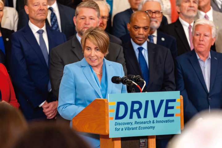 Gobernadora Healey lanza iniciativa ante recortes federales