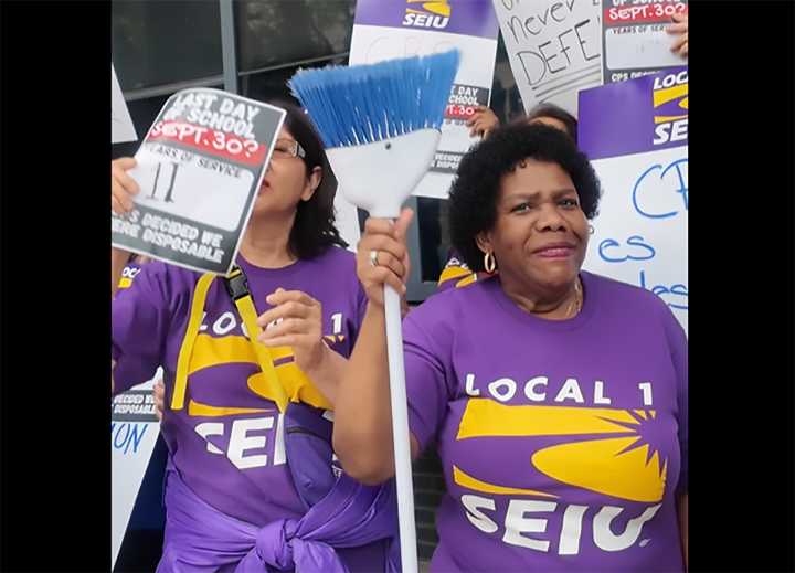 Conserjes hispanos protestan por el despido de 1,250 trabajadores de limpieza de escuelas de CPS