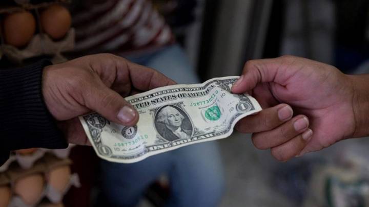 Cada vez más devaluados: Dólar BCV cerró nuevamente la semana con un alza importante en su cotización