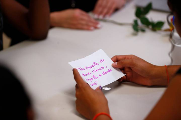 Jueza rechaza solicitud de Trump de eliminar política que protege a niños migrantes detenidos