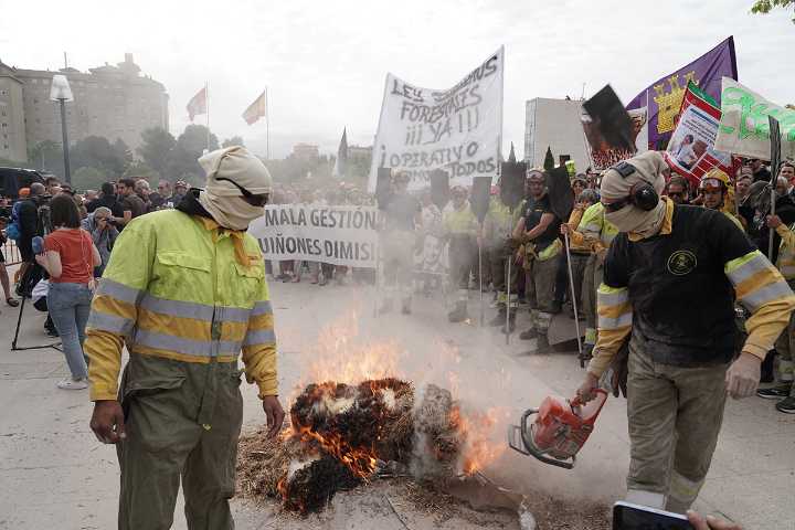 Agentes y bomberos forestales protestan a las puertas de las Cortes para reclamar un operativo público y permanente todo el año
