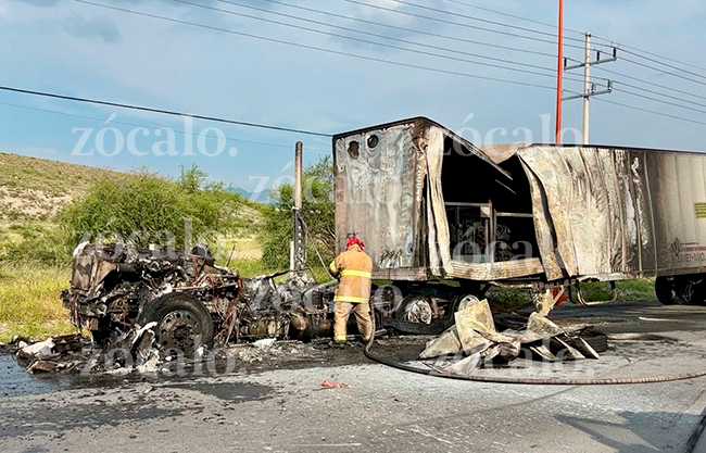 Arde tráiler en el Libramiento y ocasiona caos vial