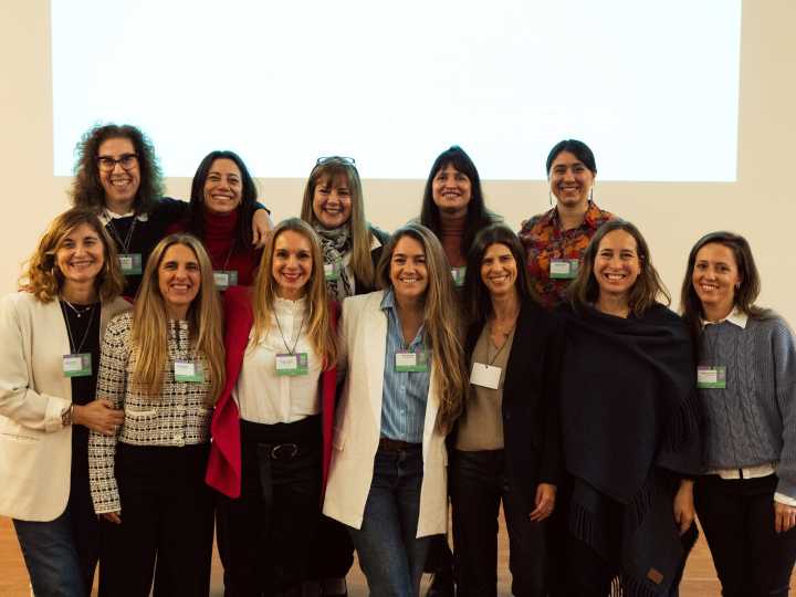 De trabajadoras a líderes: cuál es la clave para que las mujeres ocupen la cima en el sistema de salud