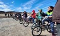 Las Plumas celebró el Día del Niño con juegos, regalos y estreno cultural