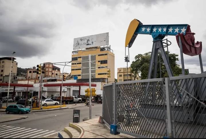 Caída de los precios del petróleo agudiza la escasez de dólares en Venezuela y suma presión a la inflación