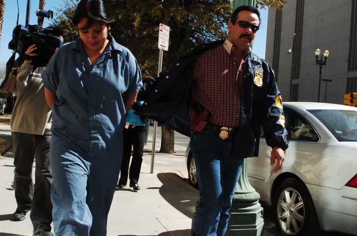 Nueva táctica de ICE en los tribunales: Desestimar los casos de inmigrantes y luego arrestarlos