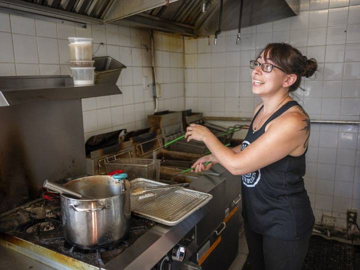 Holly’s Hot Chicken in Hintonburg returns to pop